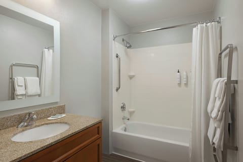 Combined shower/tub, free toiletries, hair dryer, towels