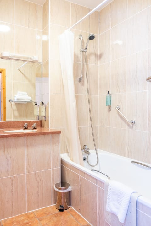 Combined shower/tub, free toiletries, hair dryer, towels