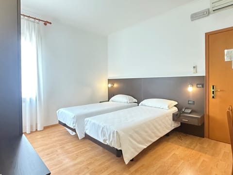 Comfort Double Room | In-room safe, desk, WiFi (free)