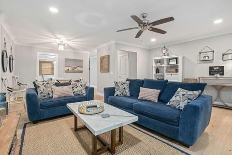 House, Multiple Beds (Coastal Casa-Old Village-5 mins to Be) | Living area