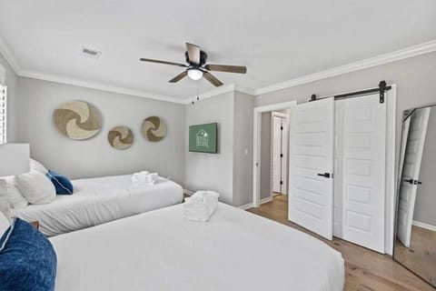 House, Multiple Beds (Southern Shadow 8 mins to dtwn 5 mins) | 3 bedrooms