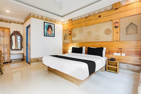 Desk, WiFi (free), bed sheets