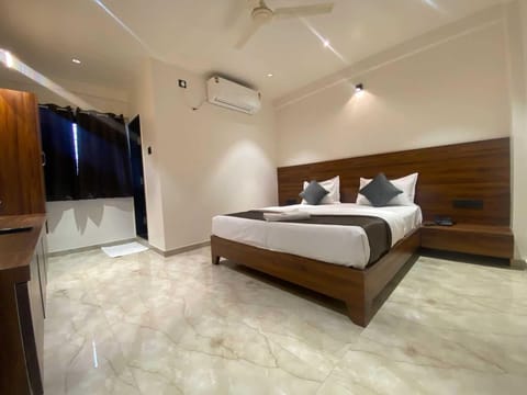Premium Villa | Desk, iron/ironing board (on request), WiFi (free), bed sheets