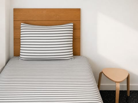 SINGLE COZY SLEEPER CABIN WITH WINDOW Shared Bathroom | Premium bedding, memory foam beds, WiFi (free), bed sheets