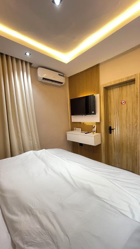 Luxury Suite | Laptop workspace, iron/ironing board, WiFi (free)