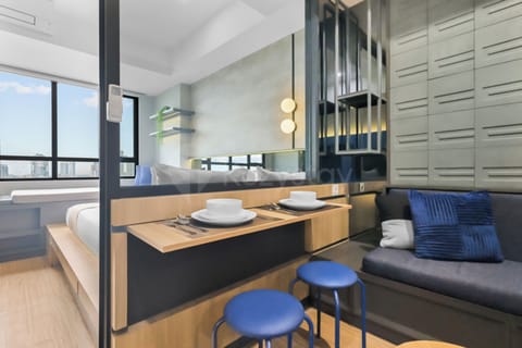 Apartment, 1 Queen Bed, City View | In-room dining