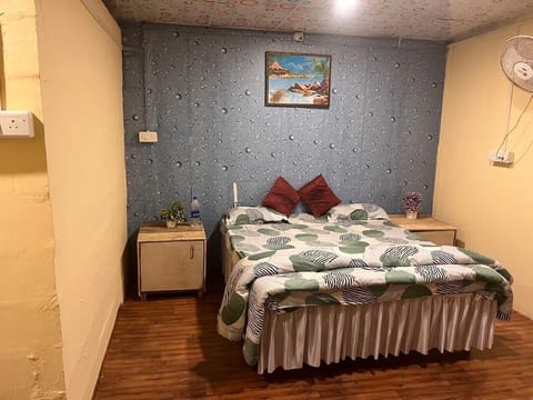 Deluxe Room | Desk, WiFi (free), bed sheets