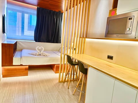 Classic Studio Suite | Laptop workspace, WiFi (free)