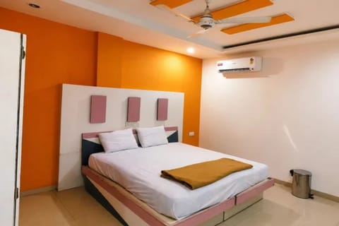 Egyptian cotton sheets, premium bedding, in-room safe, desk