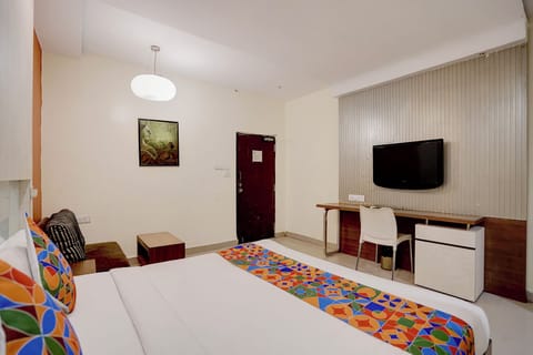 Egyptian cotton sheets, premium bedding, in-room safe, desk