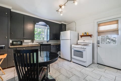 House | 3 bedrooms, high-speed internet