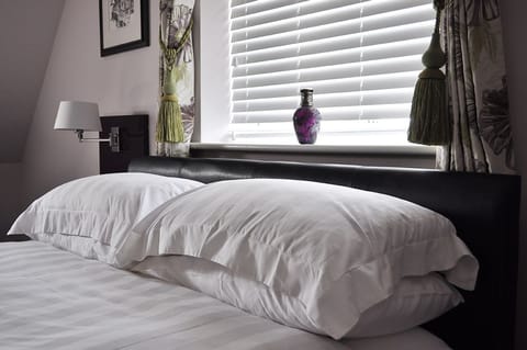 Deluxe Room, 1 King Bed (Back) | Individually decorated, individually furnished, desk, laptop workspace