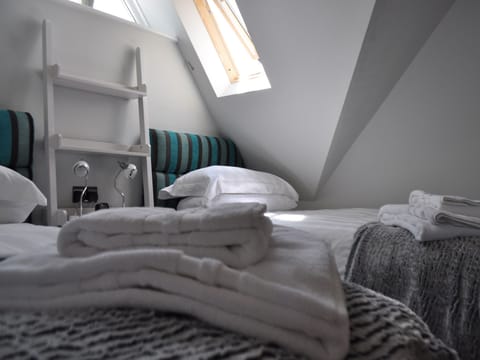 Deluxe Twin Room | Individually decorated, individually furnished, desk, laptop workspace