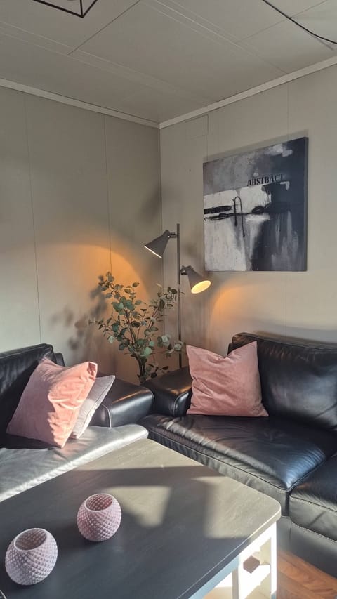 House, 5 Bedrooms, Balcony | Living room