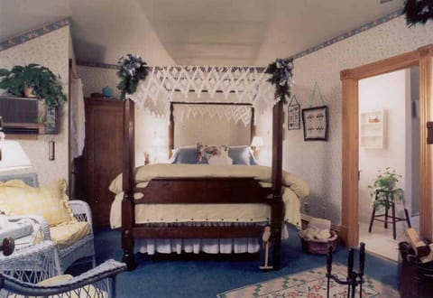 Standard Room, 1 Queen Bed, Fireplace, Garden View (Room 10) | Individually decorated, soundproofing, iron/ironing board, free WiFi