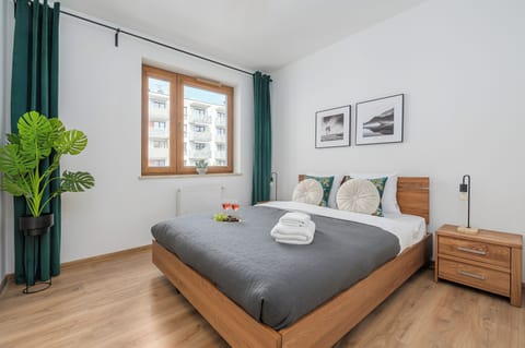 Deluxe Apartment, 2 Bedrooms, Courtyard View | Hypo-allergenic bedding available, blackout drapes, soundproofing