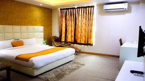 Deluxe Double or Twin Room, City View | In-room safe, desk, laptop workspace, WiFi (free)