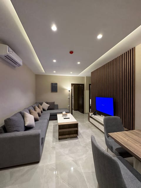 Apartment, 2 Bedrooms, Accessible, Smoking | Living room