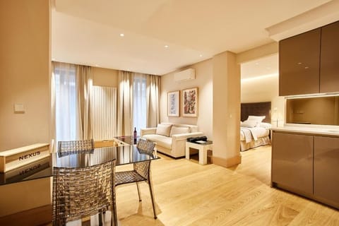 Deluxe Apartment | Living area | Flat-screen TV