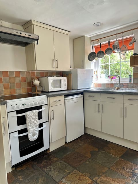 Family Cottage, Patio, City View | Premium bedding, iron/ironing board, WiFi (free), bed sheets
