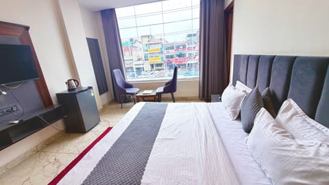 Luxury Room, City View | Desk, soundproofing, WiFi (free), bed sheets