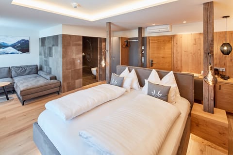 Superior Double Room, 1 King Bed (Gerls Superior 2) | Hypo-allergenic bedding, Tempur-Pedic beds, minibar, in-room safe