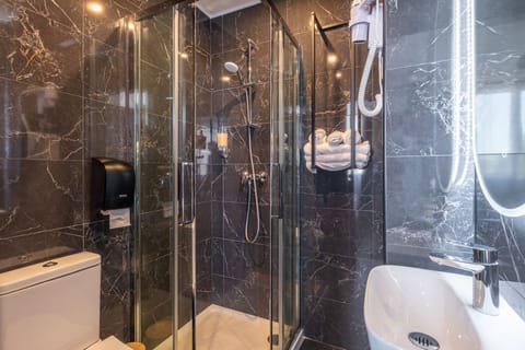 Shower, rainfall showerhead, free toiletries, hair dryer