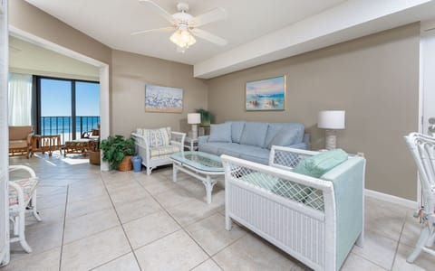 Condo, 2 Bedrooms | Living area
