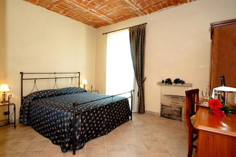 Basic Double Room Single Use | In-room safe, desk, blackout drapes, WiFi (free)