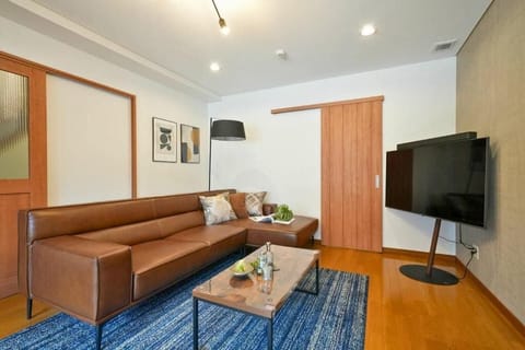 Basic House, 4 Bedrooms, City View | Living area