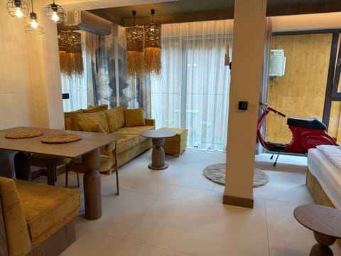 Premium Studio Suite, Balcony | Interior