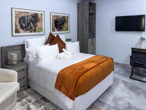 Deluxe Double Room, Balcony, Garden View | Desk, iron/ironing board (on request), WiFi (free)