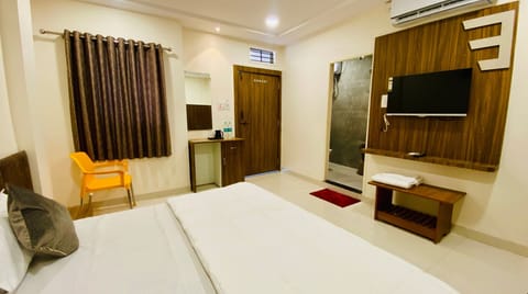 Deluxe Room | Desk, WiFi (free), bed sheets