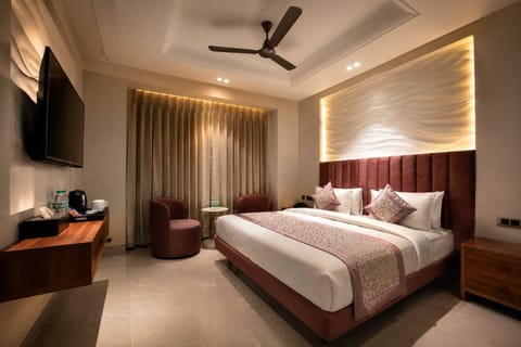 Deluxe Double Room | Desk