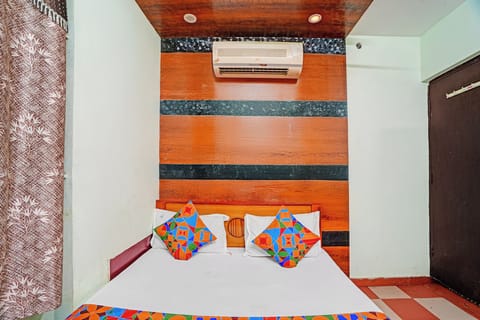 Egyptian cotton sheets, premium bedding, in-room safe, desk