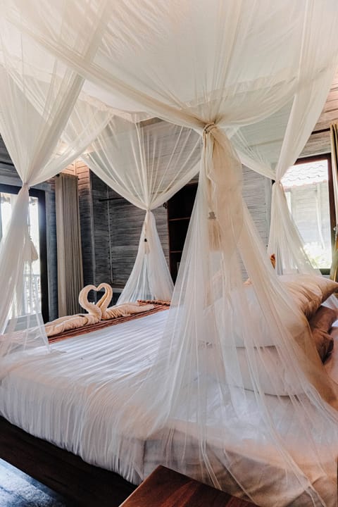 Deluxe Double Room | Bathroom | Shower, free toiletries, towels