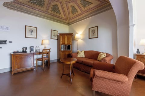 Suite, Hill View | Living area