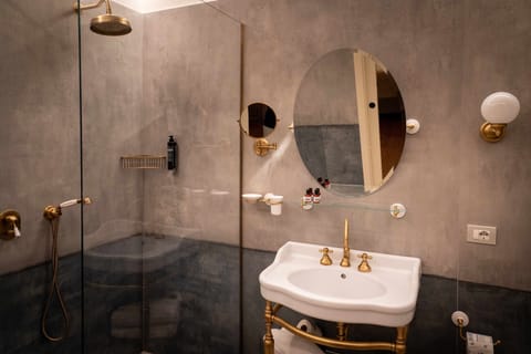 Classic Double Room | Bathroom | Shower, bidet, towels