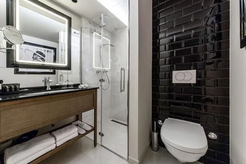 Combined shower/tub, free toiletries, hair dryer, towels