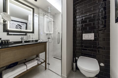 Combined shower/tub, free toiletries, hair dryer, towels