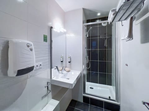 Family Room | Bathroom | Shower, free toiletries, hair dryer, towels