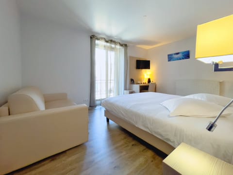 Family Room | Premium bedding, desk, blackout drapes, soundproofing