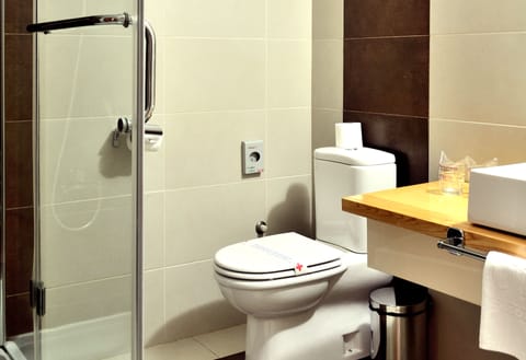 Comfort Apartment, 1 Bedroom | Bathroom | Shower, free toiletries, hair dryer, slippers