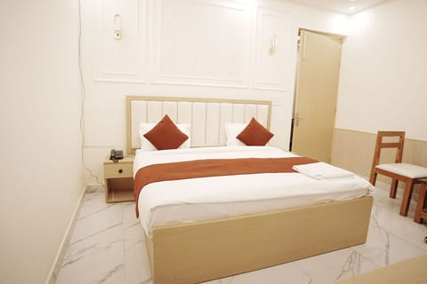 Standard Double Room | Desk, laptop workspace, soundproofing, iron/ironing board (on request)