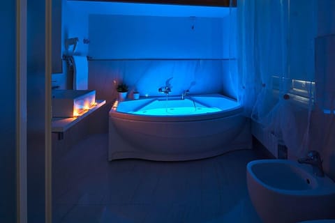 Luxury Room, Jetted Tub, Courtyard View | Bathroom | Shower, rainfall showerhead, free toiletries, hair dryer