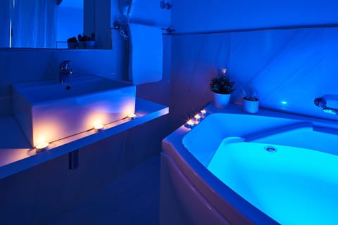 Luxury Room, Jetted Tub, Courtyard View | Bathroom | Shower, rainfall showerhead, free toiletries, hair dryer