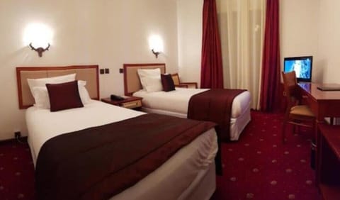Twin Room | In-room safe, desk, WiFi (free)