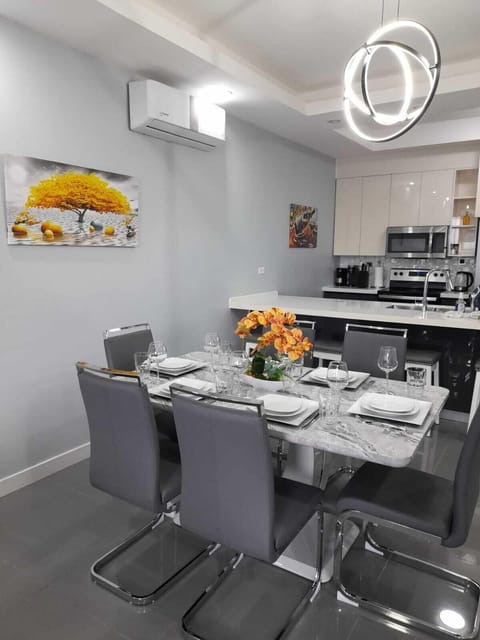 Apartment, Balcony, Sea View | Dining