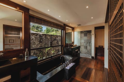 Separate tub and shower, deep soaking tub, free toiletries, hair dryer