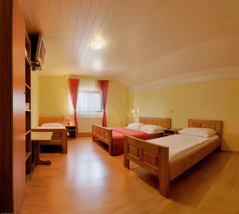 Quadruple Room | 1 bedroom, premium bedding, desk, free WiFi